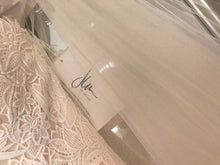 Load image into Gallery viewer, Jim Hjelm &#39;Tara&#39; size 6 new wedding dress close up of lace
