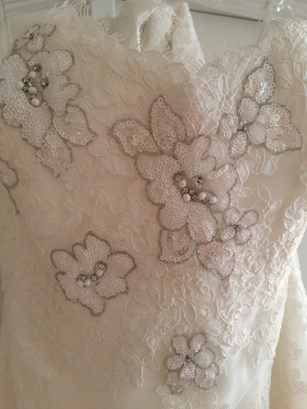 Enzoani 'Fiji-D' size 6 new wedding dress close up of fabric