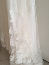 Load image into Gallery viewer, Enzoani &#39;Fiji-D&#39; size 6 new wedding dress view of train

