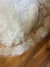 Load image into Gallery viewer, Monique Lhuillier &#39;Promise&#39; - Monique Lhuillier - Nearly Newlywed Bridal Boutique - 4
