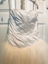 Load image into Gallery viewer, Vera Wang White &#39;Draped Taffeta&#39; size 4 used wedding dress front view close up
