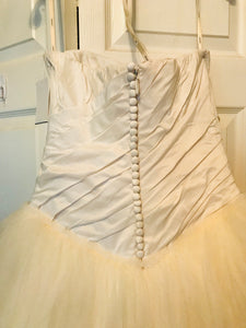 Vera Wang White 'Draped Taffeta' size 4 used wedding dress back view close up