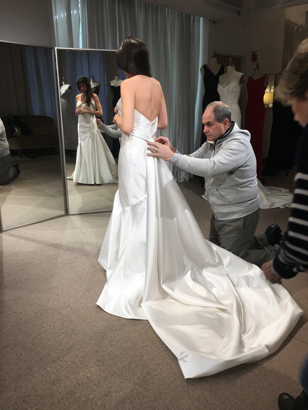 Anna Maier 'Daryl' size 0 new wedding dress side view on bride