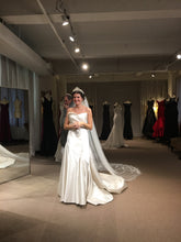 Load image into Gallery viewer, Anna Maier &#39;Daryl&#39; size 0 new wedding dress front view on bride
