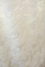 Load image into Gallery viewer, Jim Hjelm &#39;8958&#39; size 14 used wedding dress view of fabric
