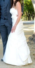 Load image into Gallery viewer, Jim Hjelm &#39;Blush&#39; size 6 used wedding dress side view on bride
