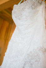 Load image into Gallery viewer, David&#39;s Bridal &#39;Strapless A Line&#39; size 6 used wedding dress side view
