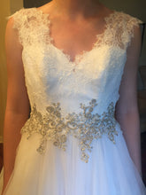 Load image into Gallery viewer, Allure Bridals &#39;9022&#39; size 4 new wedding dress front view close up on bride
