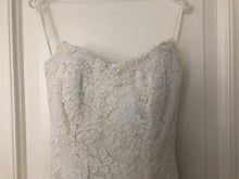 Load image into Gallery viewer, Vera Wang &#39;Jessica Simpson Dress&#39; size 4 used wedding dress front view close up
