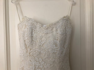 Vera Wang 'Jessica Simpson Dress' size 4 used wedding dress front view close up