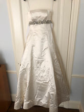 Load image into Gallery viewer, Vera Wang &#39;Ivory&#39; size 4 used wedding dress front view on hanger
