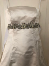 Load image into Gallery viewer, Vera Wang &#39;Ivory&#39; size 4 used wedding dress front view close up
