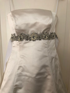 Vera Wang 'Ivory' size 4 used wedding dress front view close up