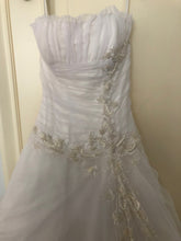 Load image into Gallery viewer, Ines Di Santo &#39;Embroidered Tulle&#39; size 2 used wedding dress front view close up
