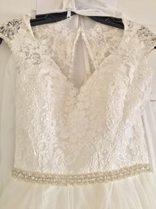 Allure '9142' size 6 new wedding dress front view on hanger