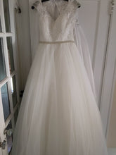 Load image into Gallery viewer, Allure &#39;9142&#39; size 6 new wedding dress front view on hanger

