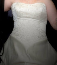 Load image into Gallery viewer, Da Vinci &#39;8221&#39; size 14 used wedding dress front view close up on bride
