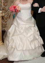Load image into Gallery viewer, Da Vinci &#39;8221&#39; size 14 used wedding dress front view on bride
