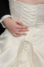 Load image into Gallery viewer, Da Vinci &#39;8221&#39; size 14 used wedding dress back view on bride
