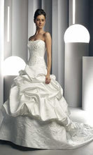 Load image into Gallery viewer, Da Vinci &#39;8221&#39; size 14 used wedding dress front view on model
