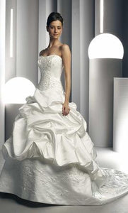 Da Vinci '8221' size 14 used wedding dress front view on model