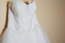 Load image into Gallery viewer, Jewel &#39;Strapless Tiered Tulle&#39; size 14 used wedding dress front view on hanger
