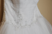 Load image into Gallery viewer, Jewel &#39;Strapless Tiered Tulle&#39; size 14 used wedding dress front view close up
