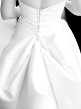 Load image into Gallery viewer, Pronovias &#39;Enza&#39; size 8 used wedding dress back view on bride
