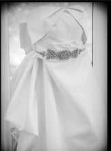 Load image into Gallery viewer, Carolina Herrera &#39;Elisabeth&#39; - Carolina Herrera - Nearly Newlywed Bridal Boutique - 1
