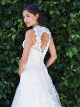 Load image into Gallery viewer, Kenneth Winston &#39;1488&#39; size 4 used wedding dress back view on bride
