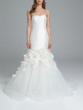 Load image into Gallery viewer, Kenneth Pool &#39;Dara&#39; size 4 used wedding dress front view on model
