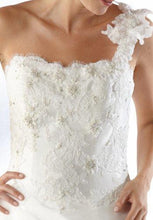Load image into Gallery viewer, Kirstie Kelly &#39;Topaz&#39; size 12 sample wedding dress front view close up on model
