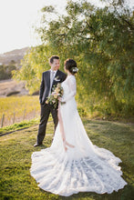 Load image into Gallery viewer, Martina Liana &#39;675&#39; size 6 used wedding dress side view on bride
