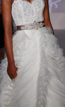 Load image into Gallery viewer, Lazaro &#39;3100&#39; size 2 used wedding dress front view on bride
