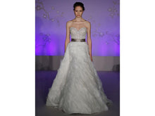 Load image into Gallery viewer, Lazaro &#39;3063&#39; size 6 used wedding dress front view on model
