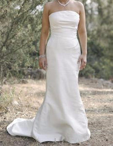 Le Spose Di Gio 'CL-12 or R15' size 4 used wedding dress front view on bride