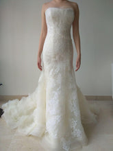 Load image into Gallery viewer, Vera Wang &#39;Leda&#39; size 6 used wedding dress front view on bride
