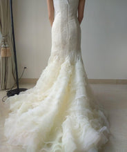 Load image into Gallery viewer, Vera Wang &#39;Leda&#39; size 6 used wedding dress back view on bride
