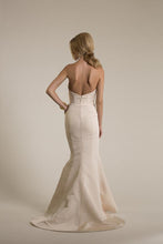 Load image into Gallery viewer, Amy Kuschel &#39;Lennon&#39; size 6 used wedding dress back view on model
