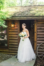 Load image into Gallery viewer, Monique Lhuillier &#39;Darling&#39; - Monique Lhuillier - Nearly Newlywed Bridal Boutique - 5
