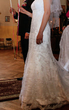 Load image into Gallery viewer, Pronovias &#39;Romantic&#39; size 10 used wedding dress side view on bride

