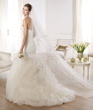 Load image into Gallery viewer, Pronovias &#39;Orce&#39; size 0 used wedding dress back view on model
