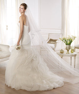 Pronovias 'Orce' size 0 used wedding dress back view on model