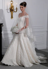 Load image into Gallery viewer, Romona Keveza &#39;Kona-Alencon Lace&#39; size 4 used wedding dress side view on model
