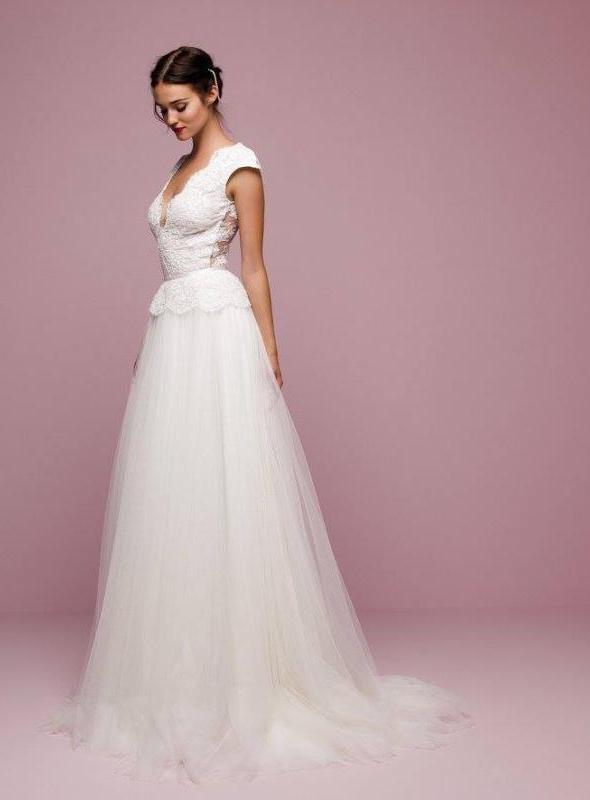 Daalarna 'FLW953B' size 6 used wedding dress side view on model