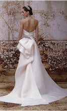 Load image into Gallery viewer, Monique Lhuillier &#39;Portia&#39; size 4 used wedding dress back view on model
