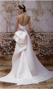 Monique Lhuillier 'Portia' size 4 used wedding dress back view on model