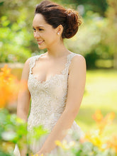 Load image into Gallery viewer, Veluz Reyes &#39;Sophia&#39; size 4 sample wedding dress front view on model
