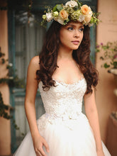 Load image into Gallery viewer, Veluz Reyes &#39;Ysabel&#39; size 4 sample wedding dress front view on model
