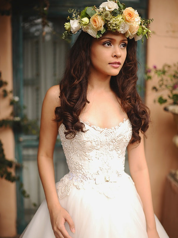 Veluz Reyes 'Ysabel' size 4 sample wedding dress front view on model